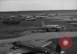 Immagine di C-54 Skymaster Berlino Germania, 1948, secondo 31 filmato di repertorio 65675043221