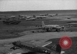 Immagine di C-54 Skymaster Berlino Germania, 1948, secondo 32 filmato di repertorio 65675043221