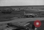 Immagine di C-54 Skymaster Berlino Germania, 1948, secondo 33 filmato di repertorio 65675043221