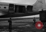 Immagine di C-54 Skymaster Berlino Germania, 1948, secondo 34 filmato di repertorio 65675043221