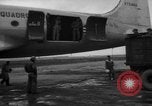Immagine di C-54 Skymaster Berlino Germania, 1948, secondo 36 filmato di repertorio 65675043221