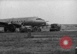 Standbild C-54 Skymaster Frankfurt Deutschland, 1948, aus Sekunde 10 historischem Filmmaterial Videoclip 65675043222