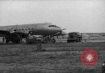 Standbild C-54 Skymaster Frankfurt Deutschland, 1948, aus Sekunde 11 historischem Filmmaterial Videoclip 65675043222