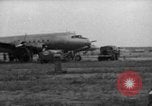Standbild C-54 Skymaster Frankfurt Deutschland, 1948, aus Sekunde 12 historischem Filmmaterial Videoclip 65675043222