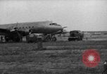 Standbild C-54 Skymaster Frankfurt Deutschland, 1948, aus Sekunde 13 historischem Filmmaterial Videoclip 65675043222