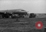 Standbild C-54 Skymaster Frankfurt Deutschland, 1948, aus Sekunde 14 historischem Filmmaterial Videoclip 65675043222