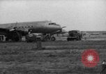 Standbild C-54 Skymaster Frankfurt Deutschland, 1948, aus Sekunde 15 historischem Filmmaterial Videoclip 65675043222