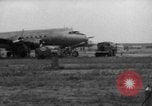 Standbild C-54 Skymaster Frankfurt Deutschland, 1948, aus Sekunde 17 historischem Filmmaterial Videoclip 65675043222