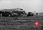 Standbild C-54 Skymaster Frankfurt Deutschland, 1948, aus Sekunde 18 historischem Filmmaterial Videoclip 65675043222