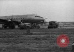 Standbild C-54 Skymaster Frankfurt Deutschland, 1948, aus Sekunde 22 historischem Filmmaterial Videoclip 65675043222