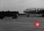 Standbild C-54 Skymaster Frankfurt Deutschland, 1948, aus Sekunde 54 historischem Filmmaterial Videoclip 65675043222