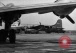Standbild C-54 Skymaster Frankfurt Deutschland, 1948, aus Sekunde 61 historischem Filmmaterial Videoclip 65675043222