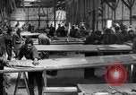 Standbild Aircraft Assembly Factory Frankreich, 1918, aus Sekunde 15 historischem Filmmaterial Videoclip 65675043237