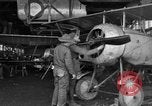 Standbild Aircraft Assembly Factory Frankreich, 1918, aus Sekunde 22 historischem Filmmaterial Videoclip 65675043237