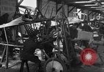 Standbild Aircraft Assembly Factory Frankreich, 1918, aus Sekunde 57 historischem Filmmaterial Videoclip 65675043237