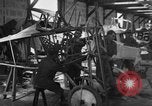 Standbild Aircraft Assembly Factory Frankreich, 1918, aus Sekunde 58 historischem Filmmaterial Videoclip 65675043237