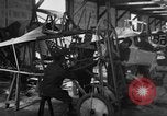 Standbild Aircraft Assembly Factory Frankreich, 1918, aus Sekunde 59 historischem Filmmaterial Videoclip 65675043237