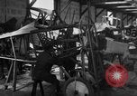 Standbild Aircraft Assembly Factory Frankreich, 1918, aus Sekunde 60 historischem Filmmaterial Videoclip 65675043237