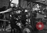 Standbild Aircraft Assembly Factory Frankreich, 1918, aus Sekunde 61 historischem Filmmaterial Videoclip 65675043237