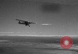 Standbild Austausch von Piloten in der Luft Lancaster California USA, 1938, aus Sekunde 7 historischem Filmmaterial Videoclip 65675043243