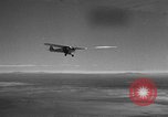 Standbild Austausch von Piloten in der Luft Lancaster California USA, 1938, aus Sekunde 8 historischem Filmmaterial Videoclip 65675043243