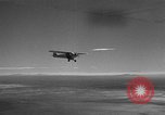 Standbild Austausch von Piloten in der Luft Lancaster California USA, 1938, aus Sekunde 9 historischem Filmmaterial Videoclip 65675043243