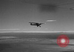 Standbild Austausch von Piloten in der Luft Lancaster California USA, 1938, aus Sekunde 10 historischem Filmmaterial Videoclip 65675043243