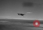 Standbild Austausch von Piloten in der Luft Lancaster California USA, 1938, aus Sekunde 11 historischem Filmmaterial Videoclip 65675043243