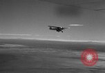 Standbild Austausch von Piloten in der Luft Lancaster California USA, 1938, aus Sekunde 12 historischem Filmmaterial Videoclip 65675043243