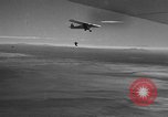 Standbild Austausch von Piloten in der Luft Lancaster California USA, 1938, aus Sekunde 13 historischem Filmmaterial Videoclip 65675043243