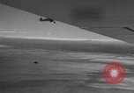 Standbild Austausch von Piloten in der Luft Lancaster California USA, 1938, aus Sekunde 14 historischem Filmmaterial Videoclip 65675043243