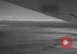 Standbild Austausch von Piloten in der Luft Lancaster California USA, 1938, aus Sekunde 15 historischem Filmmaterial Videoclip 65675043243