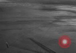 Standbild Austausch von Piloten in der Luft Lancaster California USA, 1938, aus Sekunde 16 historischem Filmmaterial Videoclip 65675043243