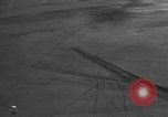 Standbild Austausch von Piloten in der Luft Lancaster California USA, 1938, aus Sekunde 17 historischem Filmmaterial Videoclip 65675043243