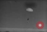 Standbild Austausch von Piloten in der Luft Lancaster California USA, 1938, aus Sekunde 18 historischem Filmmaterial Videoclip 65675043243
