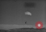Standbild Austausch von Piloten in der Luft Lancaster California USA, 1938, aus Sekunde 19 historischem Filmmaterial Videoclip 65675043243