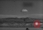 Standbild Austausch von Piloten in der Luft Lancaster California USA, 1938, aus Sekunde 20 historischem Filmmaterial Videoclip 65675043243