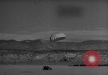 Standbild Austausch von Piloten in der Luft Lancaster California USA, 1938, aus Sekunde 21 historischem Filmmaterial Videoclip 65675043243