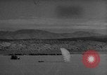 Standbild Austausch von Piloten in der Luft Lancaster California USA, 1938, aus Sekunde 24 historischem Filmmaterial Videoclip 65675043243