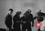Standbild Austausch von Piloten in der Luft Lancaster California USA, 1938, aus Sekunde 26 historischem Filmmaterial Videoclip 65675043243