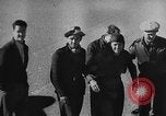 Standbild Austausch von Piloten in der Luft Lancaster California USA, 1938, aus Sekunde 27 historischem Filmmaterial Videoclip 65675043243