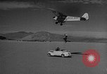 Standbild Austausch von Piloten in der Luft Lancaster California USA, 1938, aus Sekunde 32 historischem Filmmaterial Videoclip 65675043243