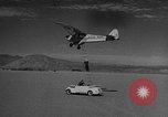 Standbild Austausch von Piloten in der Luft Lancaster California USA, 1938, aus Sekunde 33 historischem Filmmaterial Videoclip 65675043243