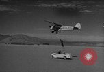 Standbild Austausch von Piloten in der Luft Lancaster California USA, 1938, aus Sekunde 35 historischem Filmmaterial Videoclip 65675043243
