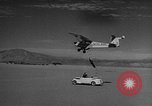 Standbild Austausch von Piloten in der Luft Lancaster California USA, 1938, aus Sekunde 37 historischem Filmmaterial Videoclip 65675043243