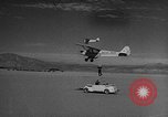 Standbild Austausch von Piloten in der Luft Lancaster California USA, 1938, aus Sekunde 39 historischem Filmmaterial Videoclip 65675043243
