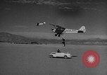 Standbild Austausch von Piloten in der Luft Lancaster California USA, 1938, aus Sekunde 41 historischem Filmmaterial Videoclip 65675043243