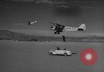 Standbild Austausch von Piloten in der Luft Lancaster California USA, 1938, aus Sekunde 42 historischem Filmmaterial Videoclip 65675043243