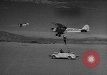 Standbild Austausch von Piloten in der Luft Lancaster California USA, 1938, aus Sekunde 43 historischem Filmmaterial Videoclip 65675043243