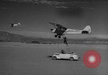 Standbild Austausch von Piloten in der Luft Lancaster California USA, 1938, aus Sekunde 44 historischem Filmmaterial Videoclip 65675043243